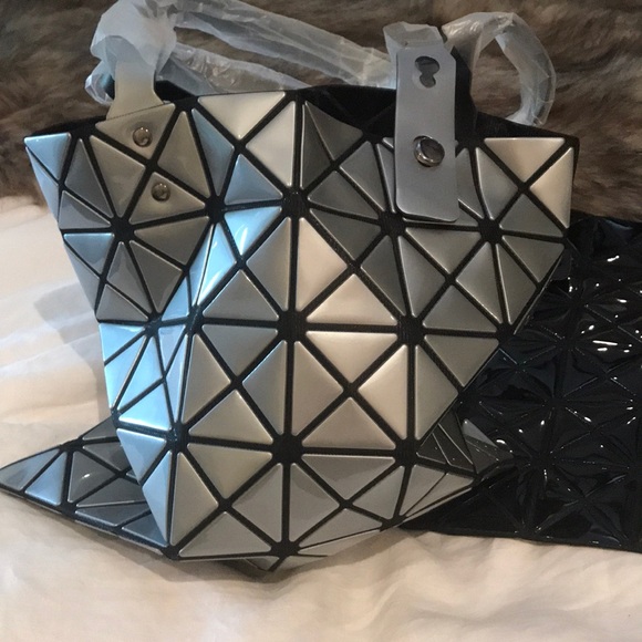 Two handbags with zip closure at top. - Picture 4 of 5